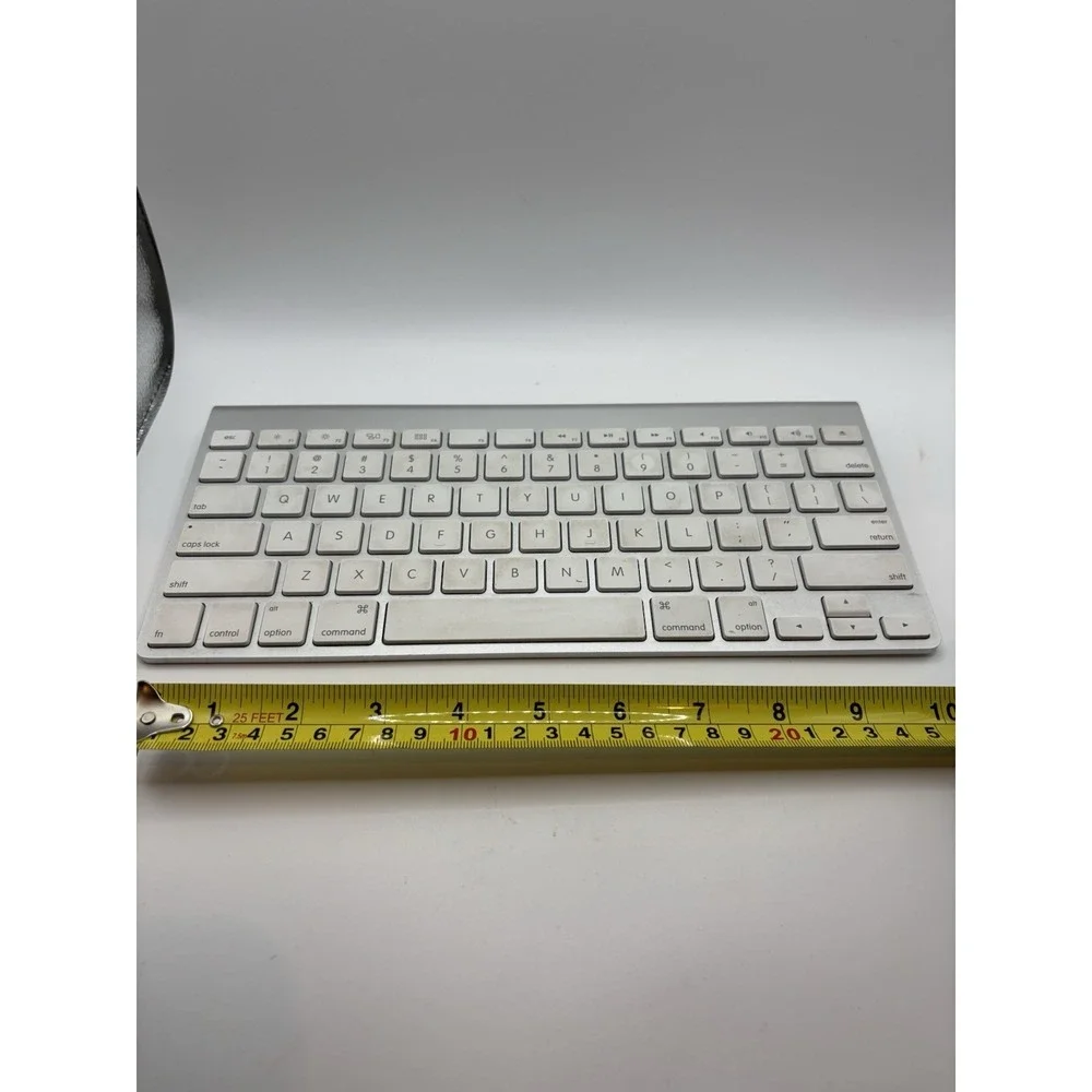 Apple Wireless Keyboard A1314 Bluetooth Aluminum Keyboard‎ Power Light Comes On